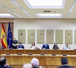 Sus Majestades los Reyes en la mesa presidencial de la Sala Constitucional